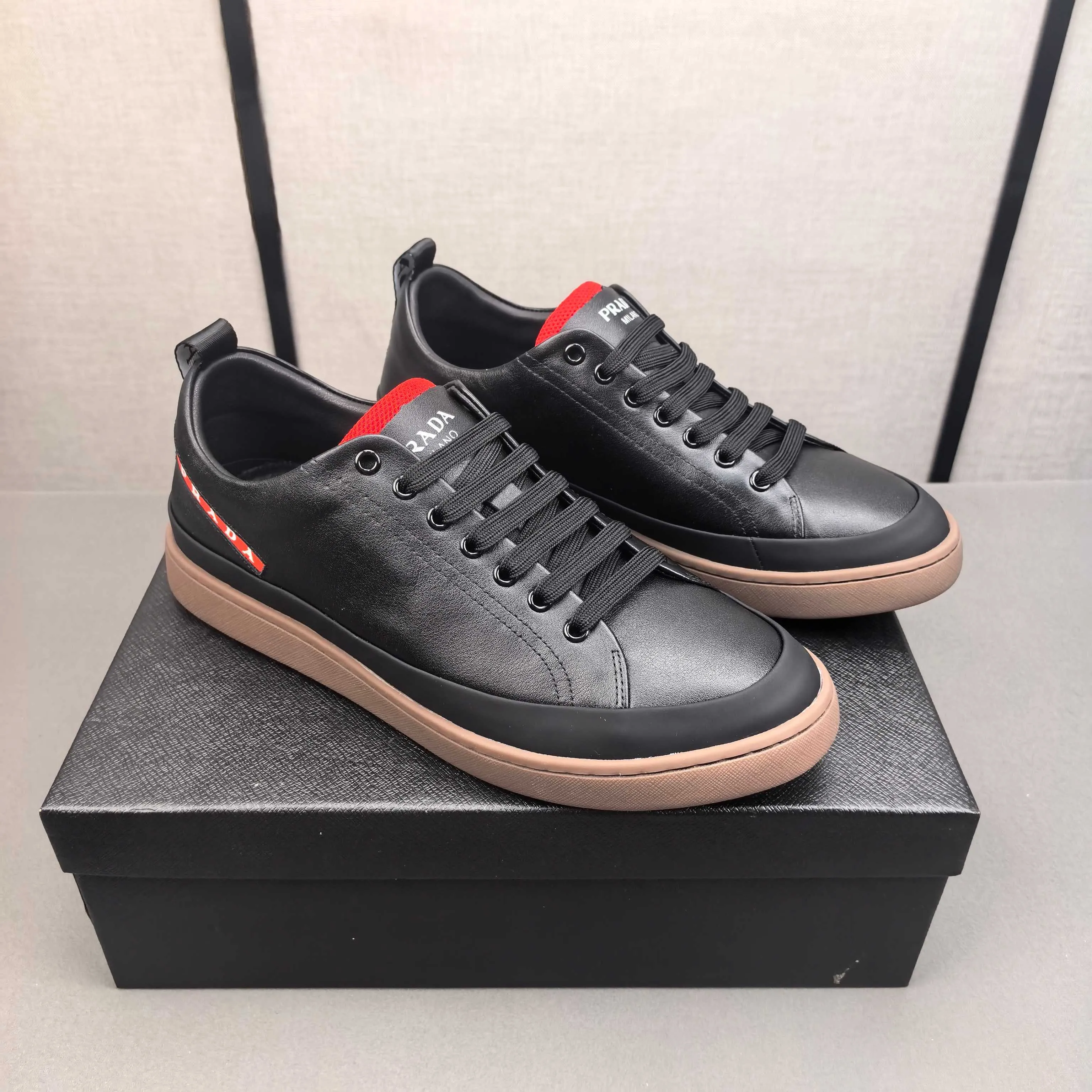 PP400👟👟👟Prada set off the audience! Prada, an international brand that is constantly innovating, this men's casual shoe, the original version, made of cowhide leather at a ratio of one to one at the store, with leather feet and rubber non-slip outsole, breathable and comfortable, quality speaks for itself👄38-44